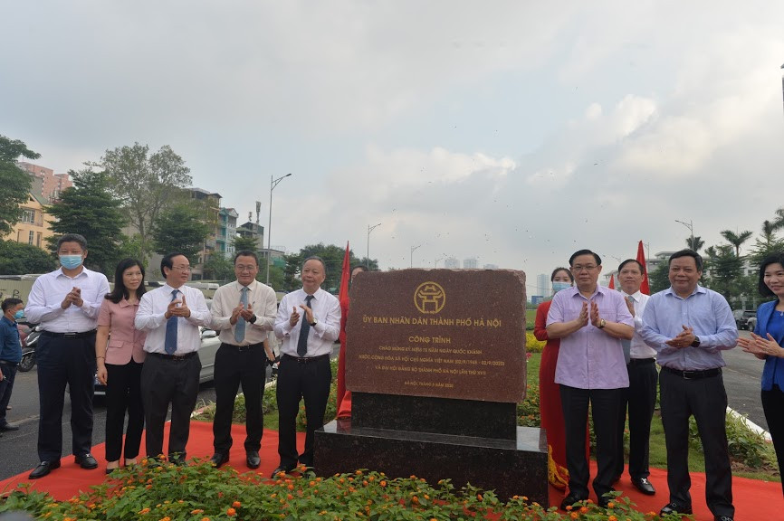 Lãnh đạo thành phố gắn biển công trình chào mừng Đại hội Đảng bộ TP Hà Nội