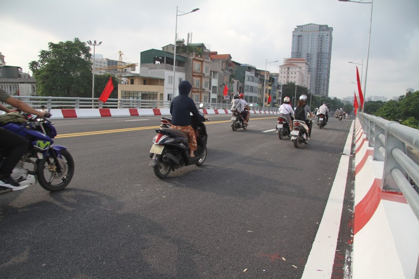 Cầu cũng được thiết kế có hệ thống đèn chiếu sáng, hệ thống thoát nước và sơn phản quang...