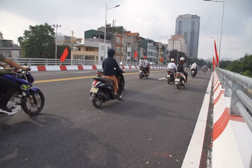 Cầu cũng được thiết kế có hệ thống đèn chiếu sáng, hệ thống thoát nước và sơn phản quang...