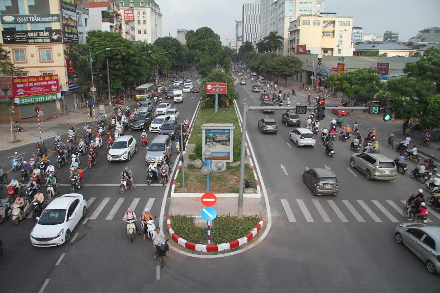 Cây cầu vượt Nguyễn Văn Huyên có ý nghĩa quan trọng, góp phần giảm ùn tắc và tai nạn giao thông tại nút giao Hoàng Quốc Việt - Nguyễn Văn Huyên, ngoài ra cầu vượt còn kết nối 3 quận Cầu Giấy, Tây Hồ và Bắc Từ Liêm.