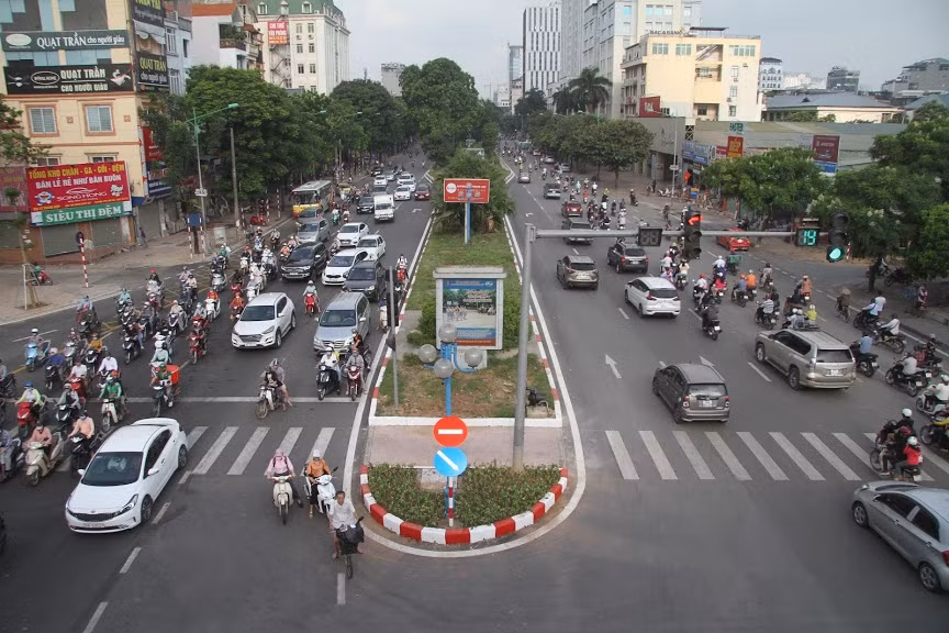 Cây cầu vượt Nguyễn Văn Huyên có ý nghĩa quan trọng, góp phần giảm ùn tắc và tai nạn giao thông tại nút giao Hoàng Quốc Việt - Nguyễn Văn Huyên, ngoài ra cầu vượt còn kết nối 3 quận Cầu Giấy, Tây Hồ và Bắc Từ Liêm.