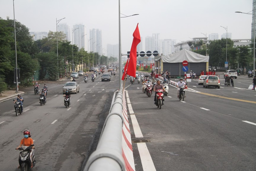 Theo ghi nhận, cầu gồm 5 nhịp, 4 làn xe, được xây dựng có tải trọng thiết kế cấp II, dầm hộp thép, chiều cao dầm thay đổi (tại trụ cao 2,45m, tại giữa nhịp cao 1,2m), mặt cắt ngang bố trí 2 dầm hộp, tĩnh không thông xe dưới cầu 4,75m, tổng chiều dài là 278m.