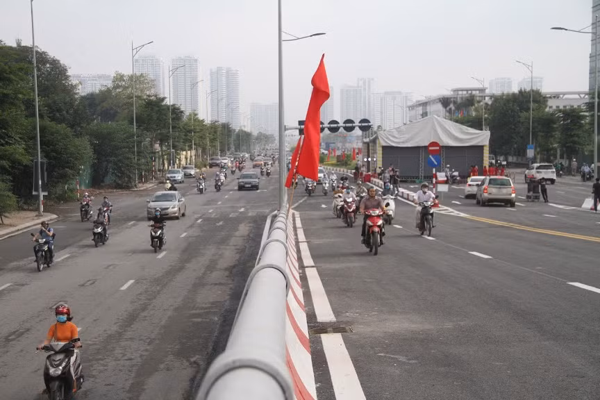 Theo ghi nhận, cầu gồm 5 nhịp, 4 làn xe, được xây dựng có tải trọng thiết kế cấp II, dầm hộp thép, chiều cao dầm thay đổi (tại trụ cao 2,45m, tại giữa nhịp cao 1,2m), mặt cắt ngang bố trí 2 dầm hộp, tĩnh không thông xe dưới cầu 4,75m, tổng chiều dài là 278m.