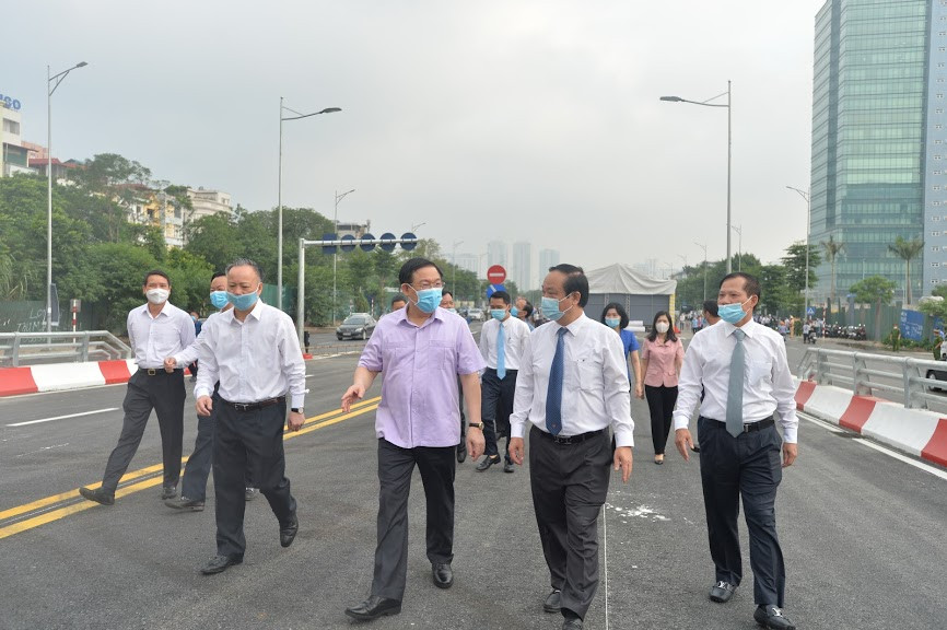 Theo đó, cầu vượt Nguyễn Văn Huyên - Hoàng Quốc Việt (Hà Nội) đã chính thức thông xe. Đây là công trình giao thông trọng điểm của thành phố giai đoạn 2016-2020, được khởi công tháng 10/2019 với tổng mức đầu tư là 560 tỷ đồng.