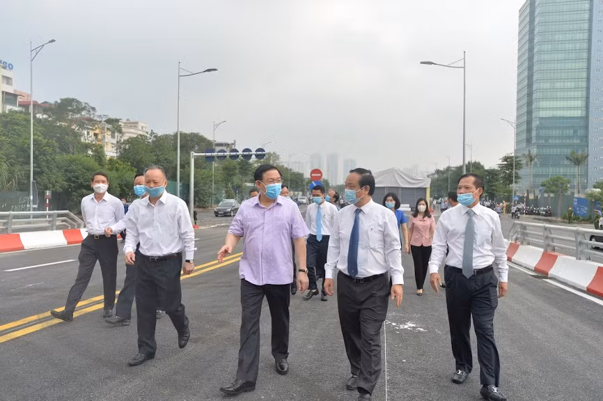 Theo đó, cầu vượt Nguyễn Văn Huyên - Hoàng Quốc Việt (Hà Nội) đã chính thức thông xe. Đây là công trình giao thông trọng điểm của thành phố giai đoạn 2016-2020, được khởi công tháng 10/2019 với tổng mức đầu tư là 560 tỷ đồng.