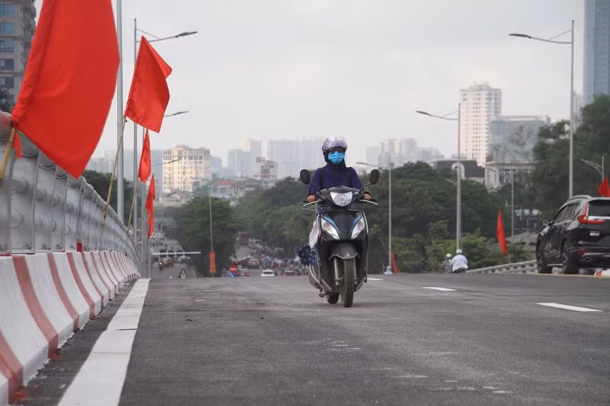 Theo phương án phân luồng của Sở GTVT sau khi cầu vượt Nguyễn Văn Huyên chính thức thông xe, sẽ cấm xe thô sơ và người đi bộ, xe ô tô tải, các loại xe máy kéo, xe máy thi công chuyên dùng và các loại phương tiện có chiều cao quá 3,5m đi trên cầu vượt.