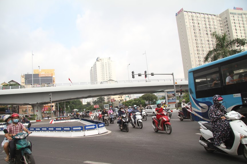 Người đi bộ và các phương tiện trên lưu thông qua khu vực nút giao dưới cầu vượt theo hướng dẫn của hệ thống biển báo, sơn kẻ, đèn tín hiệu giao thông theo quy định.