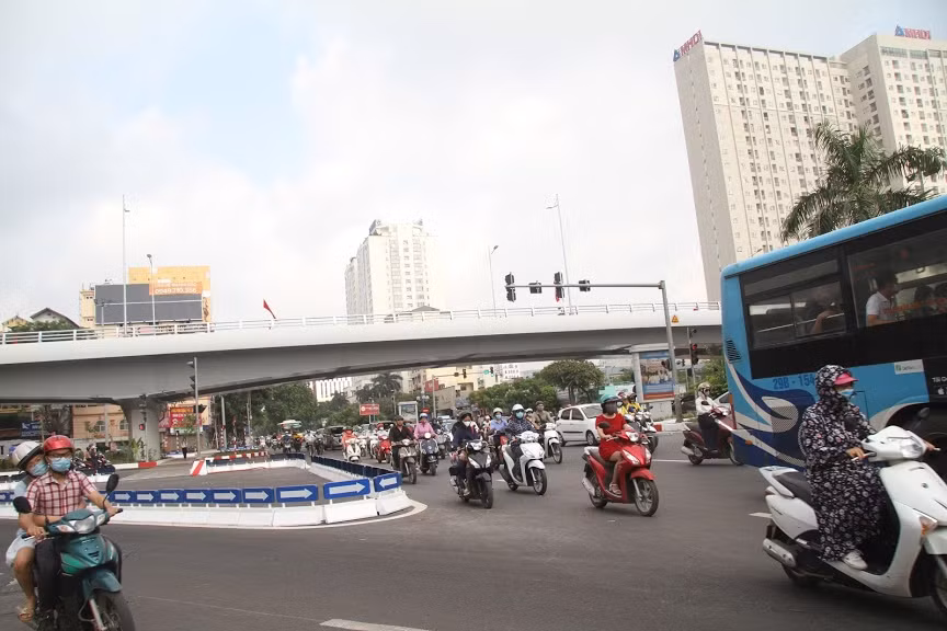 Người đi bộ và các phương tiện trên lưu thông qua khu vực nút giao dưới cầu vượt theo hướng dẫn của hệ thống biển báo, sơn kẻ, đèn tín hiệu giao thông theo quy định.