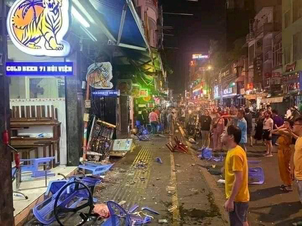 Video: Xe ban tai dam lien hoan o Bui Vien, ban ghe vo nat-Hinh-2