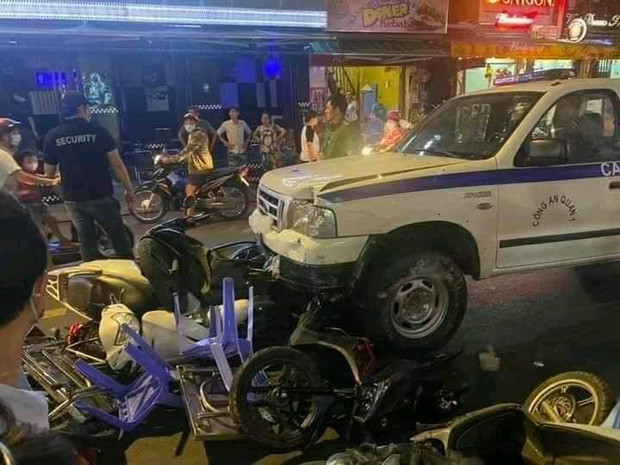 Video: Xe ban tai dam lien hoan o Bui Vien, ban ghe vo nat