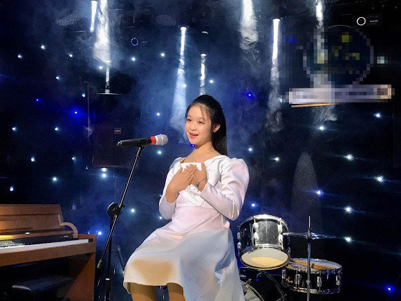 Bảo Ngọc được nuôi dạy rất bài bản và gia đình kỳ vọng sẽ trở thành một nghệ sĩ đa tài trong tương lai. Qua những chia sẻ của chị Kiều Oanh – mẹ của bé có thể thấy Bảo Ngọc không những học giỏi mà còn thể hiện năng khiếu trong nhiều lĩnh vực. Bảo Ngọc đàn, hát, nhảy, nấu nướng, vẽ, thiết kế thời trang… đều nhập tâm xuất sắc. Ngoài ra, nhiều người đã từng tiếp xúc với Bảo Ngọc còn cho biết hotkid này vốn rất lễ phép và ngoan ngoãn.