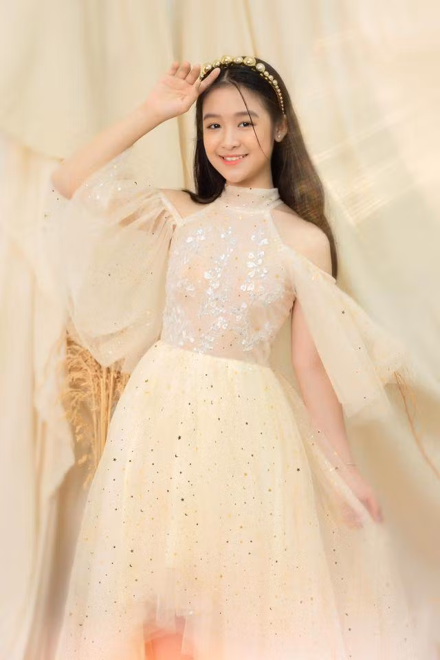 Đặc biệt trong bộ ảnh gần đây, khi chiêm ngưỡng nhan sắc hiện tại của Bảo Ngọc, công chúng không khỏi bất ngờ vì sự “dậy thì thành công” của cô bé.