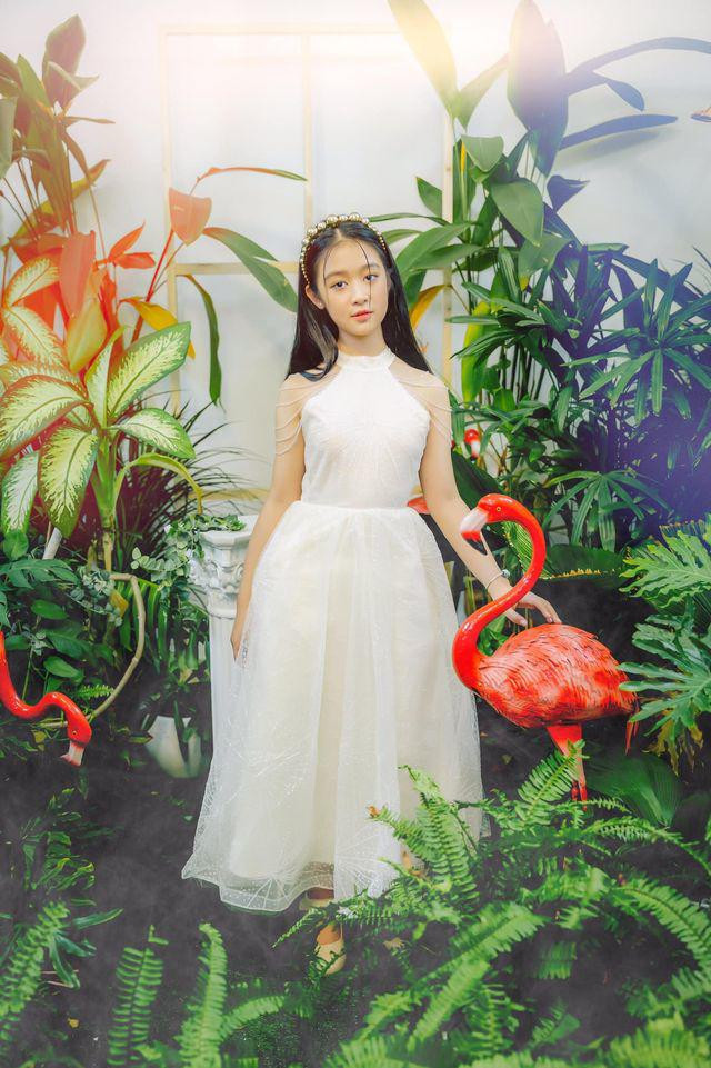 Dù đã 12 tuổi và là một sao nhí đích thực của showbiz Việt với hàng vạn người hâm mộ, Bảo Ngọc vẫn không dùng facebook. Mẹ cô bé chia sẻ, Bảo Ngọc hiện tại chỉ có một trang cá nhân do mẹ quản lý, mẹ trực tiếp đăng ảnh và làm việc với các bên đối tác. Còn cô bé chỉ tập trung cho việc học và các hoạt động, không dùng facebook và điện thoại. Chị Kiều Oanh dường như muốn con gái lớn lên một cách vô tư và không bị sự nổi tiếng làm cho sao nhãng.