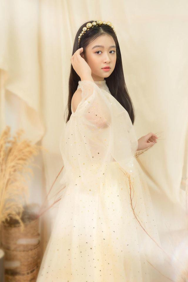 Khác với nhiều sao nhí khác khi lớn lên sẽ bị phá nét, kém sắc thì Bảo Ngọc lại trái ngược. Càng lớn, Bảo Ngọc càng ra dáng thiếu nữ xinh đẹp và lấn sân nhiều sân khấu, chương trình hơn.