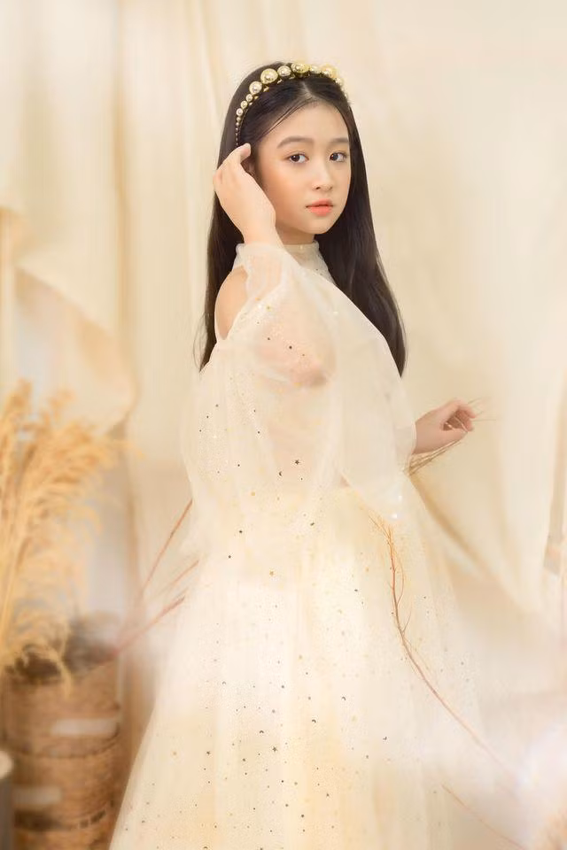 Khác với nhiều sao nhí khác khi lớn lên sẽ bị phá nét, kém sắc thì Bảo Ngọc lại trái ngược. Càng lớn, Bảo Ngọc càng ra dáng thiếu nữ xinh đẹp và lấn sân nhiều sân khấu, chương trình hơn.