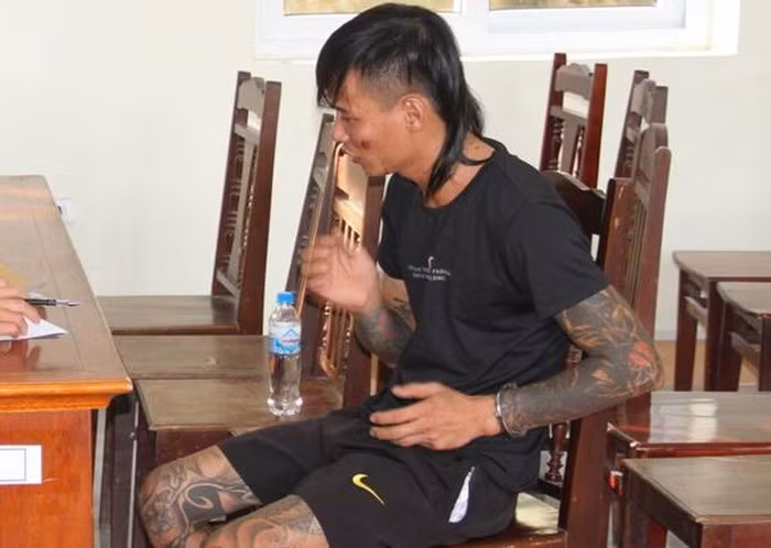  7. "Ngáo đá" dùng súng đe dọa giết vợ, con: Ngày 24/8, Cơ quan CSĐT Công an huyện Phù Cừ (Hưng Yên) đang tạm giữ đối tượng Lê Anh Văn (SN 1990), trú tại thôn Tống Xá, xã Tống Phan, huyện Phù Cừ để xác minh về hành vi đe dọa giết vợ, con. >>> Xem thêm video: Phá đường dây cho vay qua ứng dụng với lãi suất "cắt cổ". Nguồn: VTC 1.