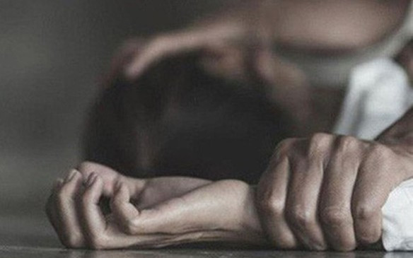  5. Say bia, thiếu nữ ở Vĩnh Phúc bị 4 đối tượng thay nhau hiếp dâm: Ngày 24/8, Công an TP Vĩnh Yên, tỉnh Vĩnh Phúc cho biết, vừa khởi tố bị can đối với 4 đối tượng Hà Đại Giang (SN 2003, trú tại thị trấn Hoa Sơn, huyện Lập Thạch, tỉnh Vĩnh Phúc); Nguyễn Hải Dương (SN 2003), Đinh Xuân Đại (SN 2006, cùng trú tại thị trấn Hoa Sơn, huyện Lập Thạch) và Nguyễn Quốc Duy (SN 2003, trú tại xã Liễn Sơn, huyện Lập Thạch) về hành vi Hiếp dâm người dưới 16 tuổi. 