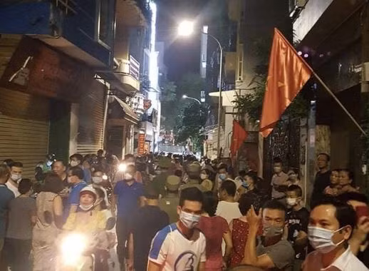 Video: Cong an roi di cung nhieu thung tai lieu sau kham nha ong Nguyen Duc Chung-Hinh-3