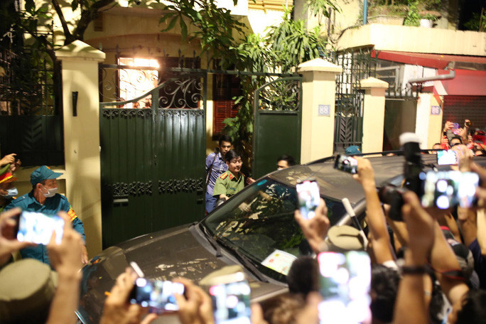 Video: Cong an roi di cung nhieu thung tai lieu sau kham nha ong Nguyen Duc Chung-Hinh-2