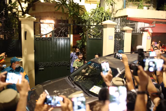 Video: Cong an roi di cung nhieu thung tai lieu sau kham nha ong Nguyen Duc Chung-Hinh-2