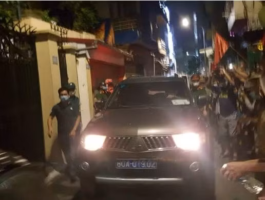 Video: Cong an roi di cung nhieu thung tai lieu sau kham nha ong Nguyen Duc Chung