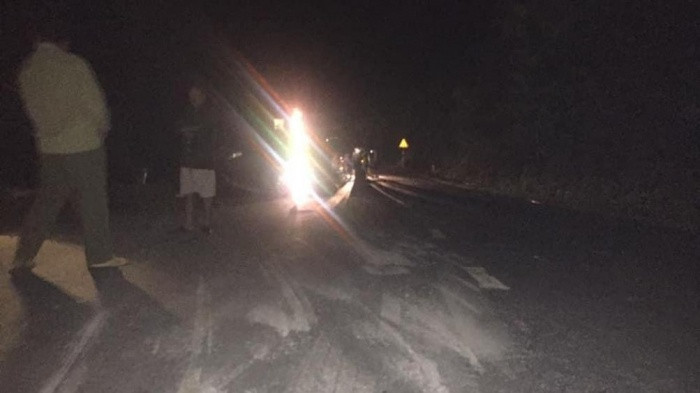 Xe tai lat khi do deo, 2 me con tu vong tai cho