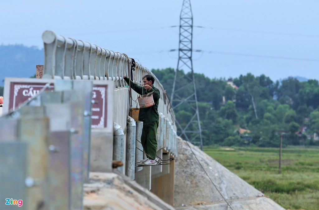 Đến nay, cầu đã vượt tiến độ. Trong ảnh, công nhân đang hoàn thiện hệ thống lan can, các rãnh thoát nước của cầu.