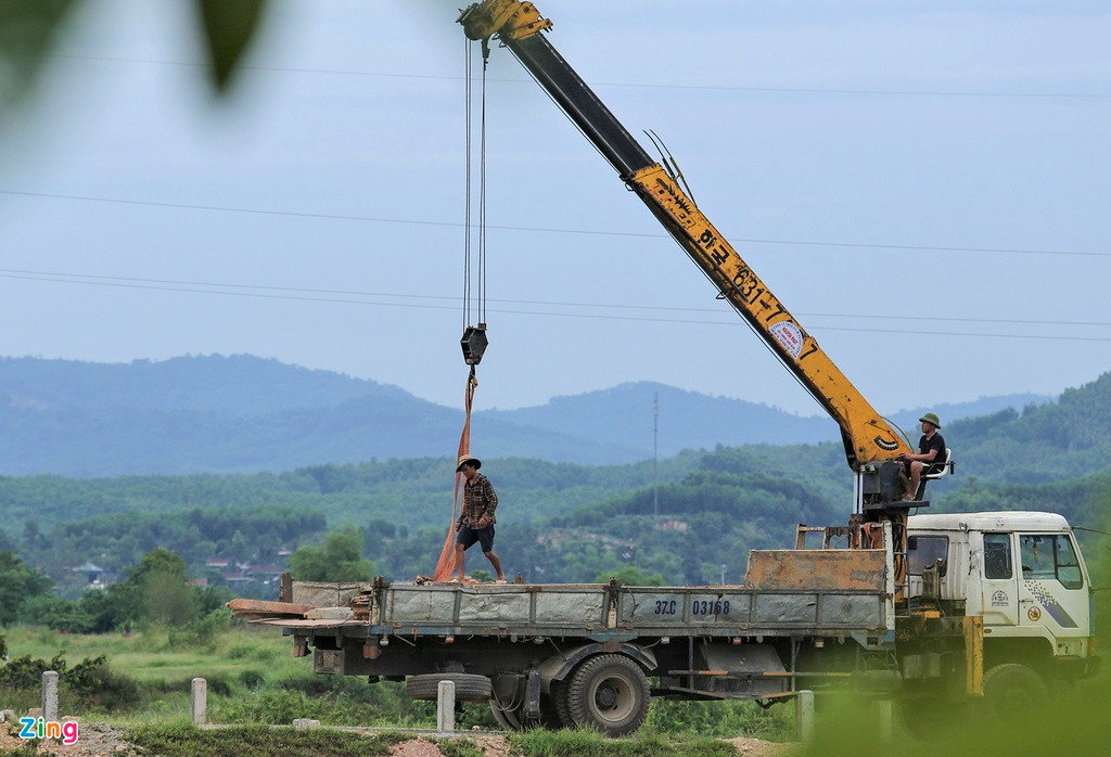 Ông Nguyễn Anh Tuấn, Phó ban quản lý xây dựng cơ bản huyện Hương Khê, nói rằng cầu treo Hương Giang đã được chấp thuận cho tháo dỡ; còn cây cầu mới gần hoàn thiện, dự kiến đầu tháng 9 khánh thành.