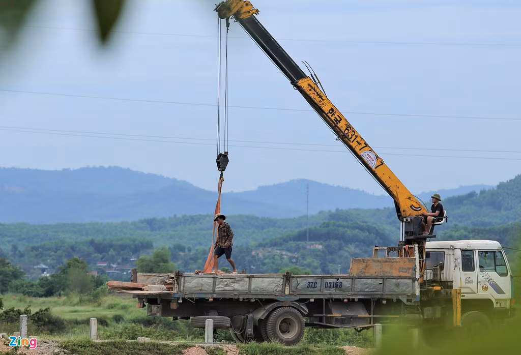 Ông Nguyễn Anh Tuấn, Phó ban quản lý xây dựng cơ bản huyện Hương Khê, nói rằng cầu treo Hương Giang đã được chấp thuận cho tháo dỡ; còn cây cầu mới gần hoàn thiện, dự kiến đầu tháng 9 khánh thành.