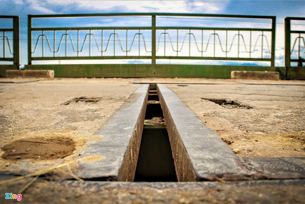 Kẽ hở trên mặt cầu trở thành những chiếc bẫy cho người và phương tiện qua lại.