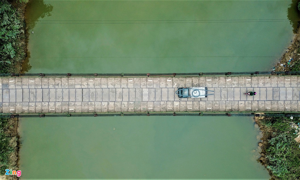 "Cầu treo này sử dụng mười mấy năm, gắn với người dân 3 xã Gia Phố, Hương Thủy, Hương Giang. Xe cộ đi lại nhiều nên cầu xuống cấp, nguy hiểm lắm, nhất là mùa lũ. Cứ xe tải đi qua là cầu lại rung lắc", một người dân xã Hương Giang nói.