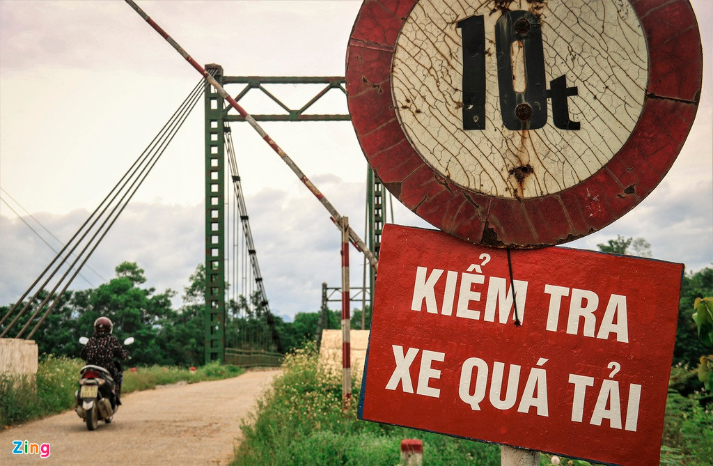 Thời gian gần đây, lượng phương tiện qua cầu được hạn chế. Xe tải quá 10 tấn không được phép qua cầu.