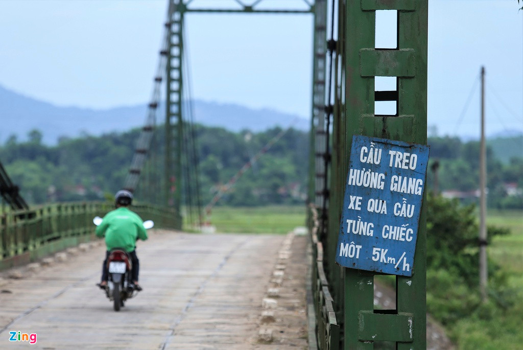 Cầu được xây dựng năm 2001 thay thế cho cầu cũ ở bến phà Địa Lợi lúc đó. Sau gần 20 năm sử dụng, cầu bị xuống cấp, tiềm ẩn nguy hiểm cho người và phương tiện lưu thông.