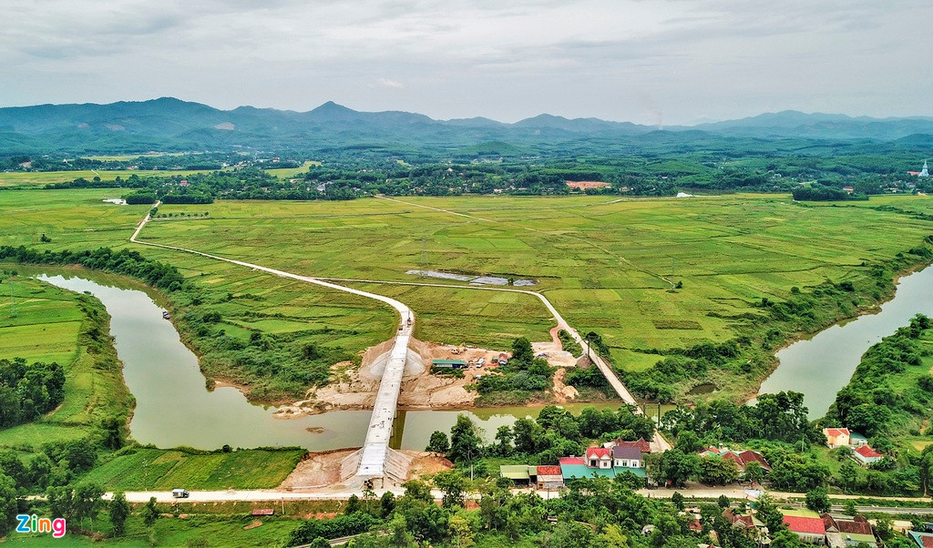 Hồi tháng 10/2018, UBND tỉnh Hà Tĩnh phê duyệt đầu tư xây dựng cầu Hương Giang nằm song song với cầu treo sắp tháo dỡ. Cầu mới có chiều rộng 9 m, dài 129 m, sử dụng 5 nhịp bắc qua sông Ngàn Sâu.