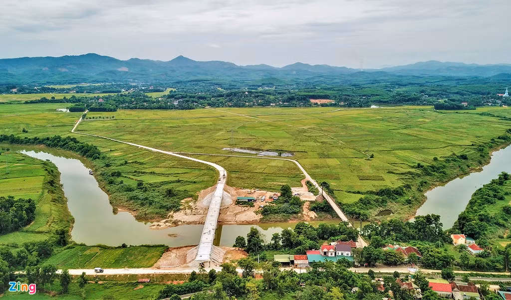 Hồi tháng 10/2018, UBND tỉnh Hà Tĩnh phê duyệt đầu tư xây dựng cầu Hương Giang nằm song song với cầu treo sắp tháo dỡ. Cầu mới có chiều rộng 9 m, dài 129 m, sử dụng 5 nhịp bắc qua sông Ngàn Sâu.