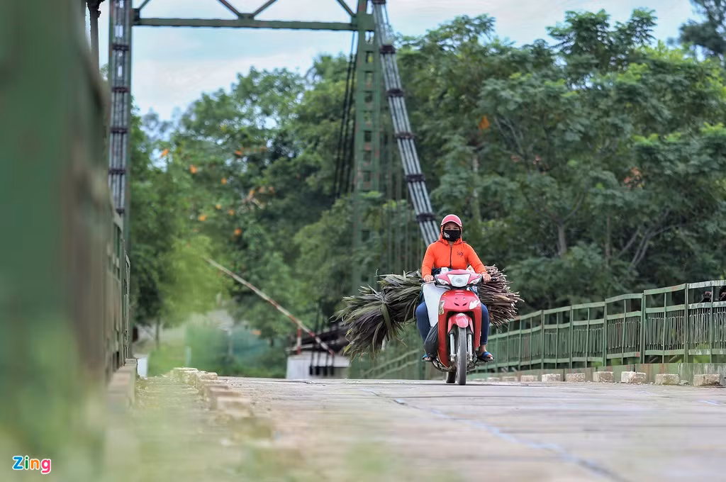 Trung tuần tháng 8/2020, Chủ tịch UBND Hà Tĩnh đồng ý chủ trương cho phép Sở GTVT được phá dỡ, thu hồi tài sản cầu treo Hương Giang. Toàn bộ tài sản này sau đó được thanh lý, bán vật tư, vật liệu theo hình thức thanh lý tài sản công.