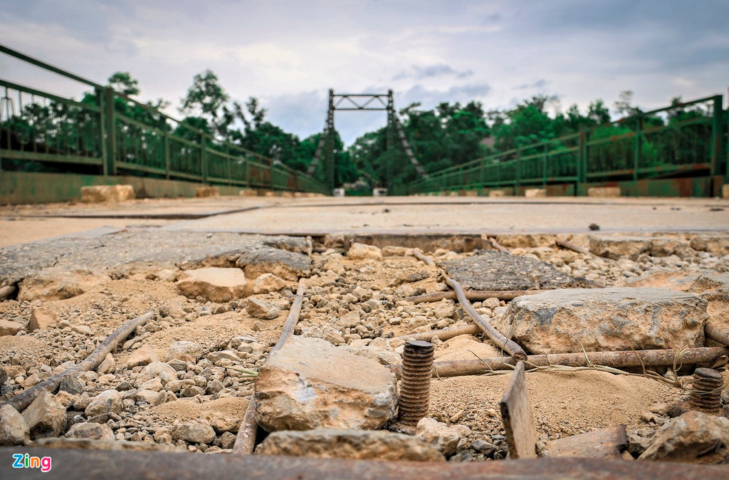 Mặt cầu bong tróc, lộ rõ khung thép. 