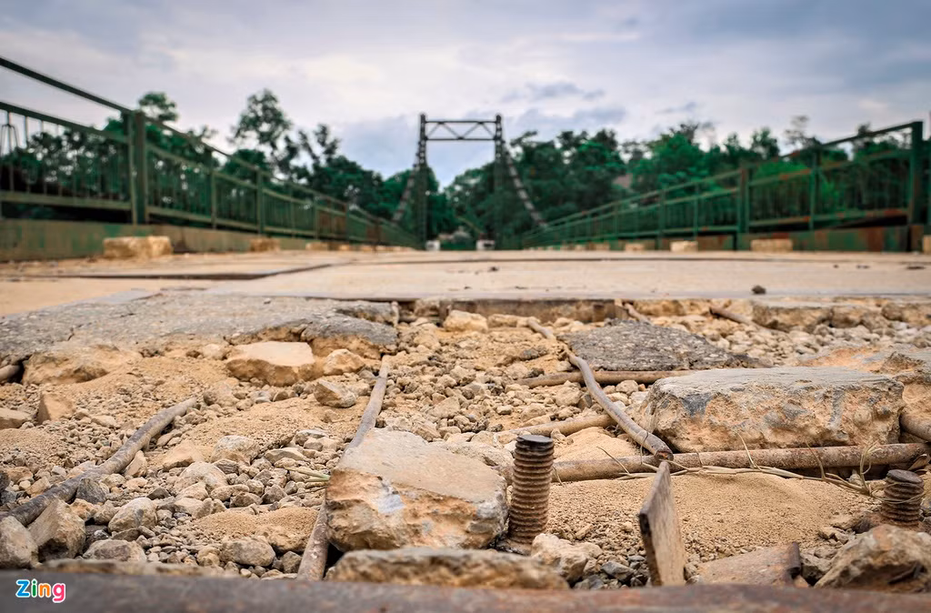 Mặt cầu bong tróc, lộ rõ khung thép. 