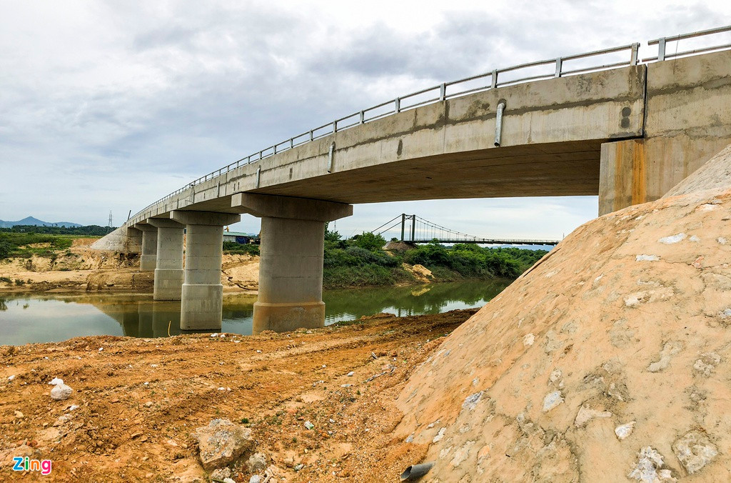 Cuối tháng 9/2019, cầu Hương Giang được khởi công xây dựng với tổng mức đầu tư 60 tỷ đồng. Dự án được UBND huyện Hương Khê làm chủ đầu tư, dự kiến thi công trong thời gian 20 tháng.