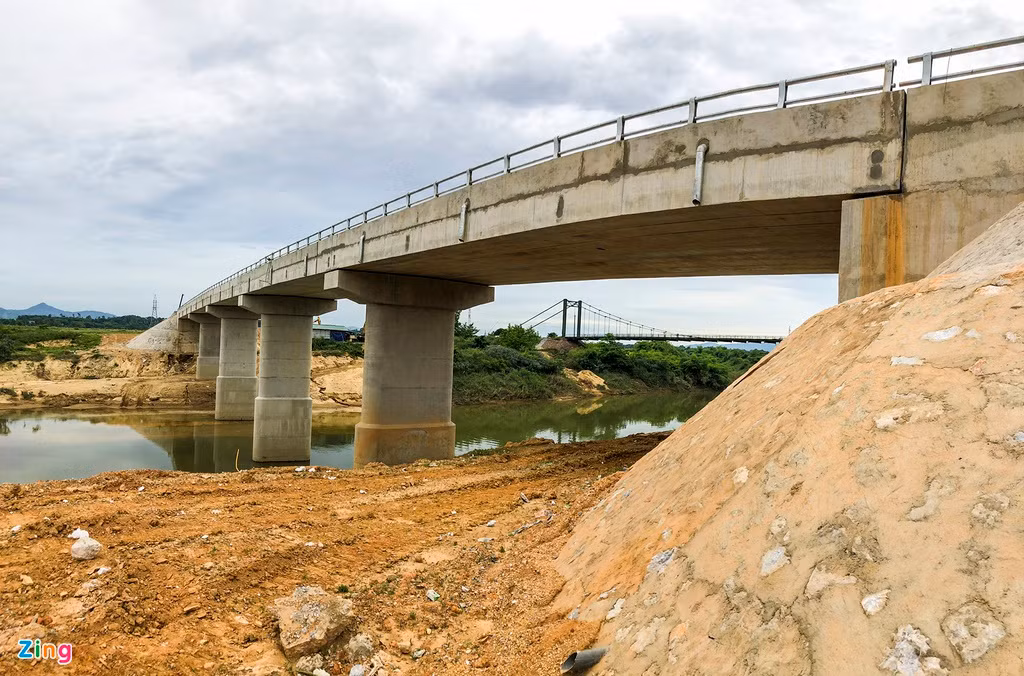 Cuối tháng 9/2019, cầu Hương Giang được khởi công xây dựng với tổng mức đầu tư 60 tỷ đồng. Dự án được UBND huyện Hương Khê làm chủ đầu tư, dự kiến thi công trong thời gian 20 tháng.