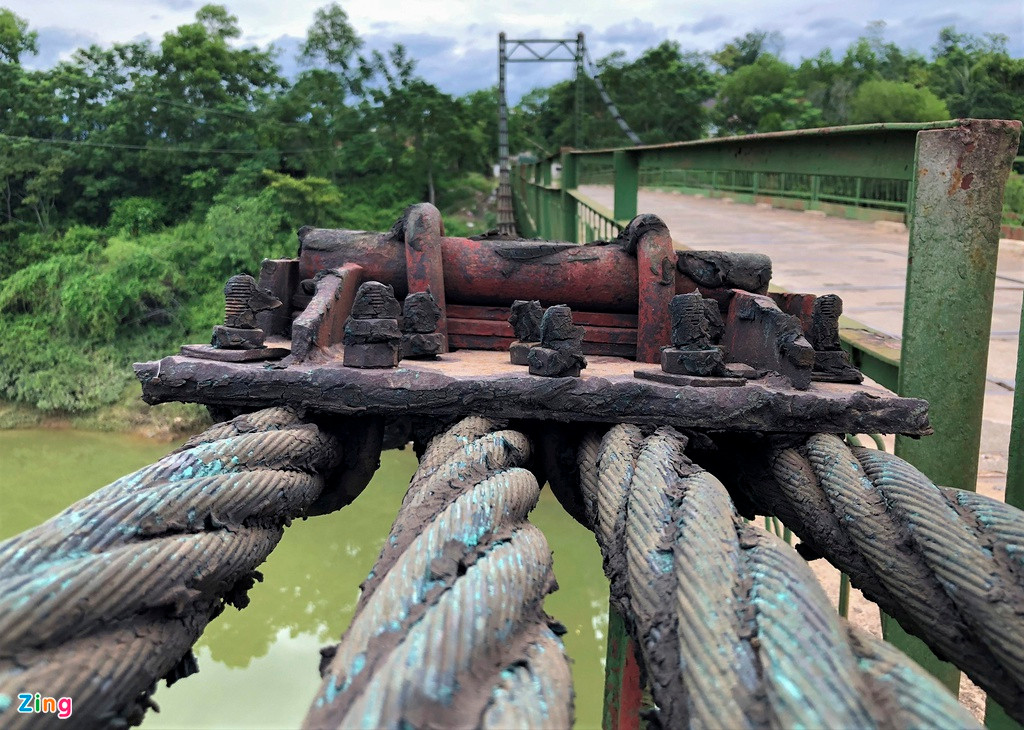 4 dây văng được thắt đai ốc. Sau nhiều năm sử dụng, cây cầu trở nên thiếu an toàn.