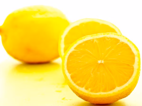 Chanh. Chanh chứa nhiều vitamin C tốt cho làn da và chống oxy hóa. Nước chanh đặc biệt là giúp kích thích gan hoạt động trơn tru và hiệu quả hơn. Ngoài ra, nước chanh còn có tác dụng trung hòa kiềm trong cơ thể tức khả năng giúp cơ thể hồi phục lại độ cân bằng ph – có lợi cho hệ miễn dịch.