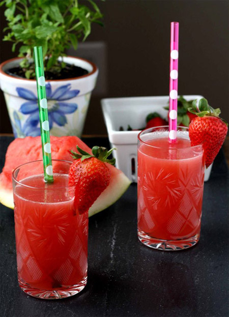 Bạn cần một chén dâu tây cắt lát, hai chén dưa hấu cắt miếng nhỏ, vài cành hương thảo tươi, một chút muối, sau đó cho nước lọc vào. Khuấy một chút rồi cho vào tủ lạnh vài giờ cho thấm.