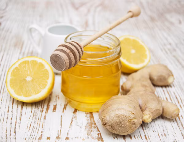 Gừng tươi chứa nhiều chất hỗ trợ sức khỏe đường ruột và chất gingerol giúp thải độc và phòng chống ung thư.