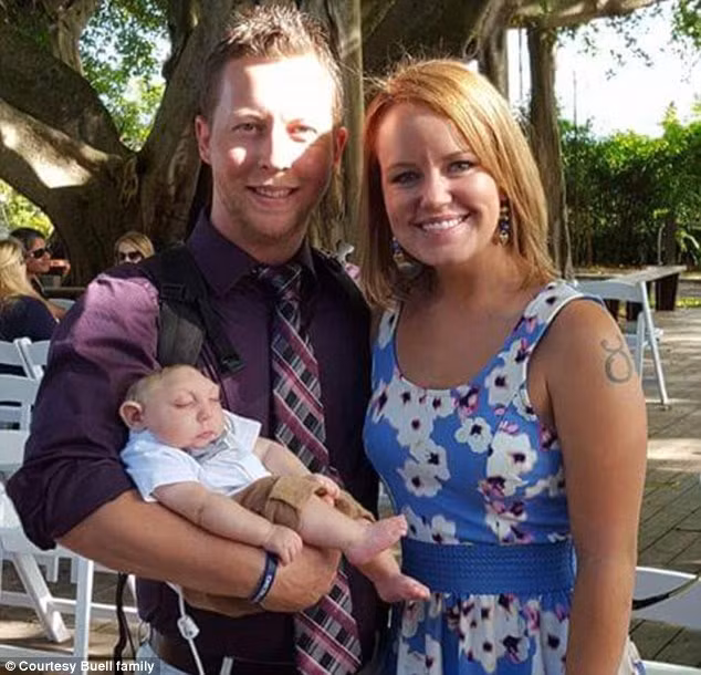 “Thậm chí, ở tuần thứ 23, bác sĩ khuyên chúng tôi nên bỏ đứa bé để an toàn cho Brittany. Chúng tôi đã suy nghĩ rất nhiều và cuối cùng, cả hai đã thống nhất giữ lại. Điều đó là đúng đắn!”, anh Bradon nói.