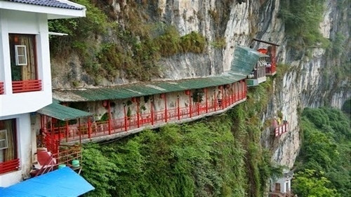 Nhà hàng Fangweng, Yichang, Trung Quốc: Lủng lẳng hàng trăm mét trên dòng sông Dương Tử hùng vĩ nhà hàng này được xây dựng trong một hang động và chỉ thích hợp cho những ai không sợ độ cao.