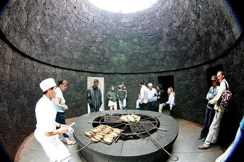 Nhà hàng El Diablo, Canary Island, Tây Ban Nha: Làm thế nào để bạn có thể có một bữa ăn trên miệng của một núi lửa? El Diablo nằm ở trung tâm của Vườn quốc gia Timafaya, các bếp nấu ở đây sử dụng nhiệt từ miệng núi lửa có nhiệt độ khoảng 500 độ C để nấu thức ăn cho thực khách.