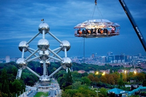 Nhà hàng Dinner In The Sky, Brussels, Belgium: Từ thời xa xưa con người đã luôn muốn chinh phục bầu trời và Nhà hàng Dinner In The Sky là một nơi tuyệt vời để bạn thưởng thức bữa tối trên “bầu trời”.