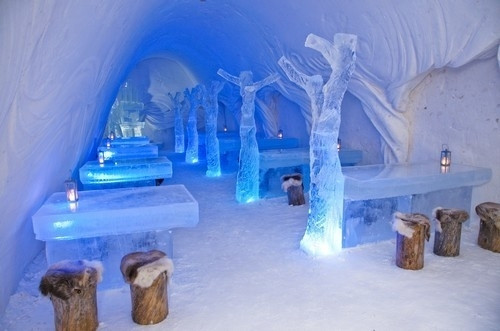 Nhà hàng Snow Castle, Kemi, Finland: Kemi tự hào vì họ xây dựng một lâu đài bằng tuyết lớn nhất trên thế giới, nhiệt độ bên trong nhà hàng khoảng 5 độ C, với không khí lạnh như vậy… ai có thể thưởng thức ngon lành các món ăn?