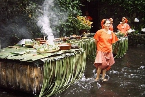 Nhà hàng Labassin Waterfall, Philippines: Thưởng thức một bữa ăn tại một thác nước cũng là một điều thú vị. Khi đến với nhà hàng đặc biệt này, bạn sẽ được thưởng thức các món ăn truyền thống giữa không gian tự nhiên và những dòng nước suối mát lạnh chảy dưới chân mát lạnh.